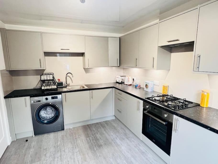 Superb 2 Bedroom Apartment With Free Parking Edinburgh Exterior photo